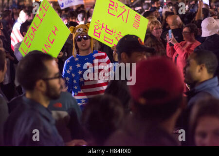 Washington DC, USA. 9 novembre, 2016. Personnes se sont rassemblées devant la Maison Blanche pour célébrer le prochain président des Etats-Unis Crédit : Dimitrios Manis/ZUMA/Alamy Fil Live News Banque D'Images