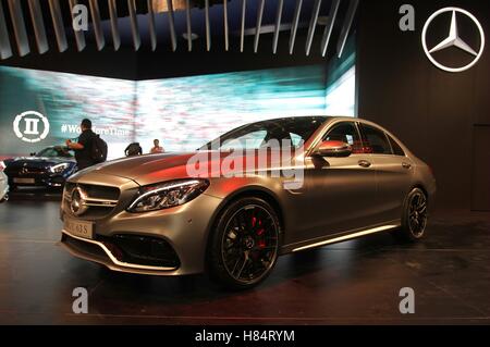 Bogota, Colombie. Nov 8, 2016. Une Mercedes Benz AMG C63 S s'affiche à l'occasion du 15e Salon de l'Auto de Bogota à Bogota, Colombie, le 8 novembre 2016. © Sofia Toscano/COLPRENSA/Xinhua/Alamy Live News Banque D'Images