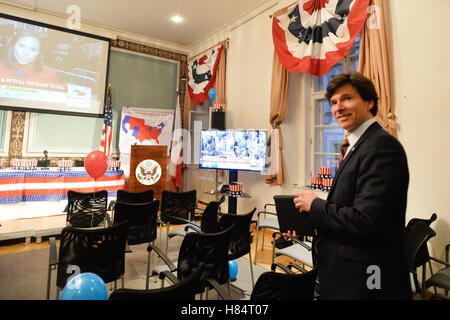 Prague, République tchèque. 09Th Nov, 2016. L'ambassadeur américain en République tchèque Andrew Schapiro regarde une émission de télévision de l'élection américaine à Prague, République tchèque, le 9 novembre 2016. © Katerina Sulova/CTK Photo/Alamy Live News Banque D'Images