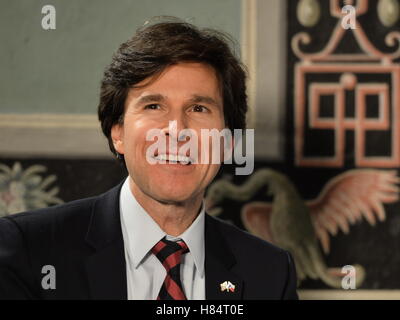Prague, République tchèque. 09Th Nov, 2016. L'ambassadeur américain en République tchèque Andrew Schapiro regarde une émission de télévision de l'élection américaine à Prague, République tchèque, le 9 novembre 2016. © Katerina Sulova/CTK Photo/Alamy Live News Banque D'Images