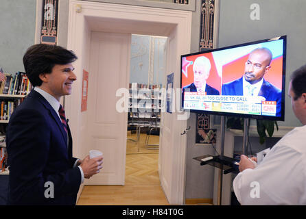 Prague, République tchèque. 09Th Nov, 2016. L'ambassadeur américain en République tchèque Andrew Schapiro regarde une émission de télévision de l'élection américaine à Prague, République tchèque, le 9 novembre 2016. © Katerina Sulova/CTK Photo/Alamy Live News Banque D'Images