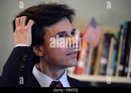 Prague, République tchèque. 09Th Nov, 2016. L'ambassadeur américain en République tchèque Andrew Schapiro regarde une émission de télévision de l'élection américaine à Prague, République tchèque, le 9 novembre 2016. © Katerina Sulova/CTK Photo/Alamy Live News Banque D'Images