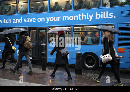 Le nord de Londres, Royaume-Uni. Nov 9, 2016. Météo France : Les gens s'abritant sous des parasols sur une matinée pluvieuse humide à Londres : Crédit Dinendra Haria/Alamy Live News Banque D'Images