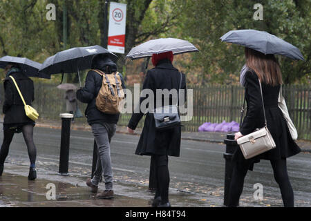 Le nord de Londres, Royaume-Uni. Nov 9, 2016. Météo France : Les gens s'abritant sous des parasols sur une matinée pluvieuse humide à Londres : Crédit Dinendra Haria/Alamy Live News Banque D'Images