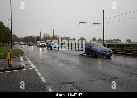 Londres, Royaume-Uni. Nov 9, 2016. Le chaos de la circulation en raison de l'arrêt de tramway renversé à Sandilands à Croydon, Surrey. Credit : Keith Larby/Alamy Live News Banque D'Images