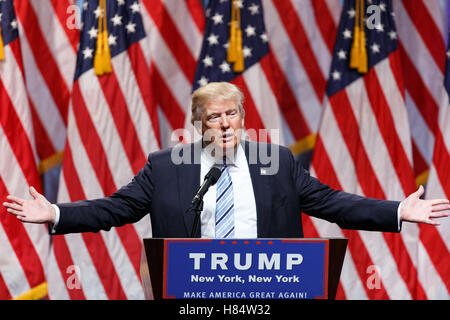 (161109) -- BEIJING, 9 novembre 2016 (Xinhua) -- File photo prise le 16 juillet 2016 montre l'atout de Donald s'exprimant lors d'une événement de campagne à New York, aux États-Unis. L'ancien magnat de l'immobilier Donald Trump a été élu le 45e président des États-Unis après une course au coude à coude avec son rival démocrate Hillary Clinton. Né le 14 juin 1946, à New York, Trump a débuté sa carrière dans l'immobilier de son père en 1968, l'entreprise après l'obtention du diplôme de l'école Wharton de l'Université de Pennsylvanie, et a été donné le contrôle de la société en 1971, lorsqu'il a pris le nom de l'entreprise "d'organisations d'Atout Banque D'Images