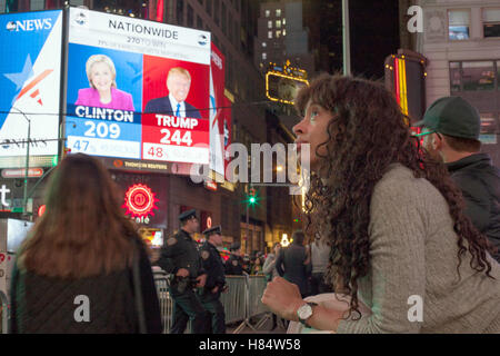 New York, USA. 05Th Nov, 2016. Les gens regardent les résultats de l'élection présidentielle à Times Square à New York, USA, 08 novembre 2016. Photo : Alessandro Vecchi dpa/Alamy Live News Banque D'Images