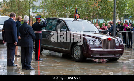 Londres, Royaume-Uni. Nov 9, 2016. La Reine, accompagnée du duc d'Édimbourg, arrive pour ouvrir officiellement le nouveau Francis Crick Institute laboratories at St Pancras. Le nouveau bâtiment est un leader mondial de l'initiative de la recherche biomédicale et l'innovation qui contribue au développement de nouveaux traitements pour des maladies telles que le cancer, les maladies cardiaques, accidents vasculaires cérébraux, maladies neurodégénératives et des maladies infectieuses. Crédit : Stephen Chung/Alamy Live News Banque D'Images