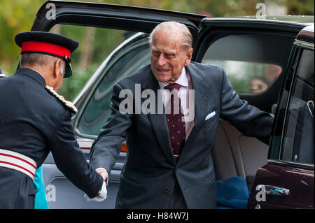 Londres, Royaume-Uni. Nov 9, 2016. Le duc d'Édimbourg, accompagne la Reine pour ouvrir officiellement le nouveau Francis Crick Institute laboratories at St Pancras. Le nouveau bâtiment est un leader mondial de l'initiative de la recherche biomédicale et l'innovation qui contribue au développement de nouveaux traitements pour des maladies telles que le cancer, les maladies cardiaques, accidents vasculaires cérébraux, maladies neurodégénératives et des maladies infectieuses. Crédit : Stephen Chung/Alamy Live News Banque D'Images