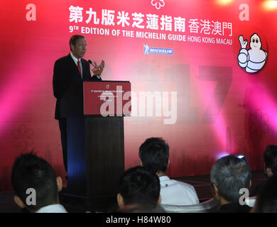 Hong Kong, Chine. Nov 9, 2016. Michael Ellis, directeur international des Guides Michelin, présente le Guide Michelin Hong Kong Macao 2017 à Hong Kong, Chine du Sud, 9 novembre 2016. Le Guide Michelin Hong Kong Macao 2017 a été dévoilé ici mercredi, reconnaissant neuf nouveaux restaurants étoilés à Hong Kong et 5 à Macao. © Li Peng/Xinhua/Alamy Live News Banque D'Images