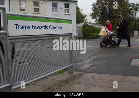 Wimbledon Londres, Royaume-Uni. Nov 9, 2016. Les services ont été suspendus après un tramway a renversé à Croydon dans le sud de Londres, jusqu'à 8 personnes les gens sont morts et 50 ont été transporté à l'hôpital Credit : amer ghazzal/Alamy Live News Banque D'Images