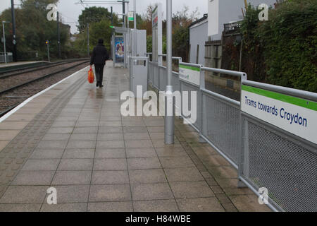 Wimbledon Londres, Royaume-Uni. Nov 9, 2016. Les services ont été suspendus après un tramway a renversé à Croydon dans le sud de Londres, jusqu'à 8 personnes les gens sont morts et 50 ont été transporté à l'hôpital Credit : amer ghazzal/Alamy Live News Banque D'Images