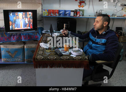 Rafah, bande de Gaza, territoire palestinien. Nov 9, 2016. Un Palestinien watches Donald Trump's victory discours à plat dans Rahaf dans le sud de la bande de Gaza, le 9 novembre 2016. Républicain américain Donald Trump a été élu le 45e président des États-Unis après avoir battu son rival démocrate Hillary Clinton à l'élection présidentielle Mardi Crédit : Abed Rahim Khatib/APA/Images/fil ZUMA Alamy Live News Banque D'Images