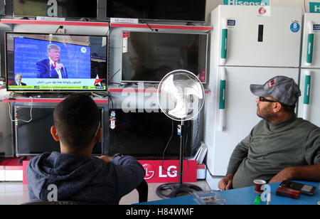 Rafah, bande de Gaza, territoire palestinien. Nov 9, 2016. Palestiniens regarder la victoire de Donald Trump discours à plat dans Rahaf dans le sud de la bande de Gaza, le 9 novembre 2016. Républicain américain Donald Trump a été élu le 45e président des États-Unis après avoir battu son rival démocrate Hillary Clinton à l'élection présidentielle Mardi Crédit : Abed Rahim Khatib/APA/Images/fil ZUMA Alamy Live News Banque D'Images