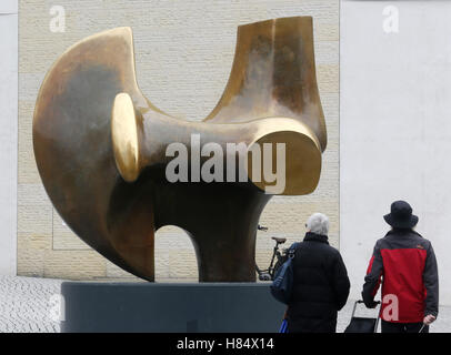 Münster, Allemagne. 09Th Nov, 2016. Les gens regardent la sculpture 'l'Archer' (1966) par Henry Moore à l'extérieur de l'État westphalien du Musée d'art et d'histoire culturelle dans la région de Muenster, Allemagne, 09 novembre 2016. Le spectacle est le plus complet des travaux de l'exposition par Henry Moore en Allemagne en 18 ans et peut être vu à partir du 11 novembre 2016 au 19 mars 2017. Photo : ROLAND WEIHRAUCH/dpa/Alamy Live News Banque D'Images