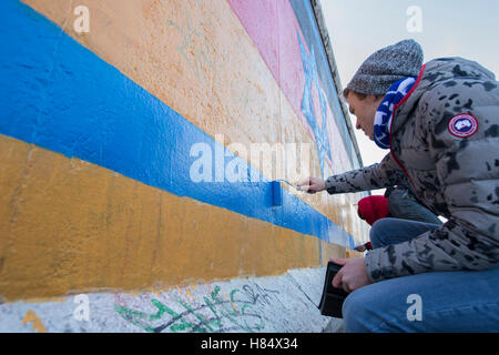 Berlin, Allemagne. 09Th Nov, 2016. Brian des États-Unis d'aide à la reconstruction de la pièce 'patrie' à la East Side Gallery à Berlin, Allemagne, 09 novembre 2016. Artiste Guenther Schaefer a demandé à l'action pour l'anniversaire de l'ouverture du Mur de Berlin. Dans le passé, beaucoup de visiteurs à l'East Side Gallery griffonné à l'œuvre. Photo : PAUL ZINEKN/dpa/Alamy Live News Banque D'Images