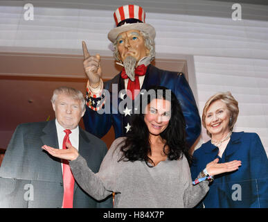 Berlin, Allemagne. Nov 8, 2016. L'actrice Mariella Ahrens pose avec chiffres en carton de Donald Trump, l'Oncle Sam et Hillary Clinton lors de l'événement 'US Election night' par CNN, n-tv et à l'arrière au bureau de représentation de Bertelsmann à Berlin, Allemagne, 8 novembre 2016. Photo : Jens Kalaene/dpa/Alamy Live News Banque D'Images