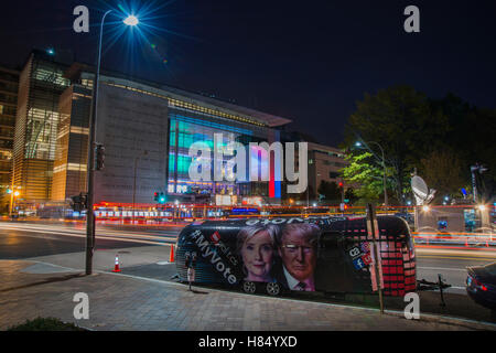 Washington DC, États-Unis. 9 novembre 2016. Mon vote, CNN Politics remorque avec les candidats à la présidence le long de la Pennsylvanie ave devant Newseum pendant la nuit électorale le 8 novembre,. Washington DC, 2016. Banque D'Images