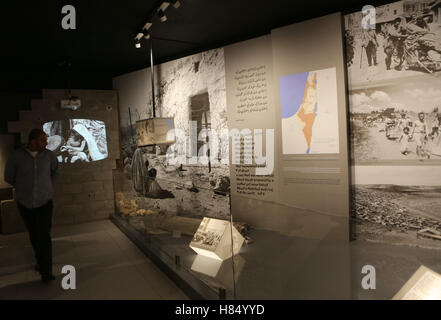 Ramallah, Cisjordanie, territoire palestinien. Nov 9, 2016. Une photo montre une vue générale d'un objet-remplie s'affichent dans un couloir à la fin du leader palestinien Yasser Arafat, le musée dans la ville de Ramallah, en Cisjordanie, le 9 novembre 2016. Le musée a ouvert ses portes de Yasser Arafat à Ramallah, qui met en lumière la longue vie du dirigeant palestinien et offrant un aperçu de l'histoire -- ainsi qu'un certain nombre de sa marque en noir et blanc, keffiyehs Crédit : Shadi Hatem/APA/Images/fil ZUMA Alamy Live News Banque D'Images