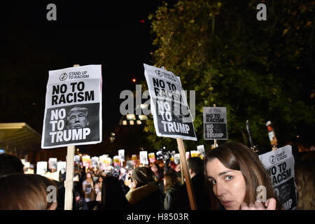 US Embassy, Londres, Royaume-Uni. 9 novembre 2016. La lutte contre le racisme et l'anti Président Trump manifestants devant l'ambassade des États-Unis à Londres. Banque D'Images