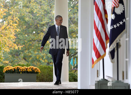 Washington, DC, USA. 9 novembre, 2016. Le président des États-Unis Barack Obama quitte le bureau ovale pour faire des remarques sur le président élu républicain Donald J. Trump victoire sur l'élection présidentielle de l'ancien secrétaire d'Etat américaine Hillary Clinton, à la Maison Blanche, le 9 novembre 2016, à Washington, DC. Obama Trump a invité à visiter la Maison Blanche et promis une transition en douceur. Crédit : Mike Theiler/Piscine via CNP Crédit : MediaPunch MediaPunch /Inc/Alamy Live News Banque D'Images