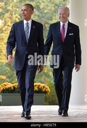 Washington, DC, USA. 9 novembre, 2016. Le président des États-Unis Barack Obama (L) quitte le bureau ovale avec le Vice-président Joe Biden à faire des remarques sur le président élu républicain Donald J. Trump victoire sur l'élection présidentielle de l'ancien secrétaire d'Etat américaine Hillary Clinton, à la Maison Blanche, le 9 novembre 2016, à Washington, DC. Obama Trump a invité à visiter la Maison Blanche et promis une transition en douceur. Crédit : Mike Theiler/Piscine via CNP Crédit : MediaPunch MediaPunch /Inc/Alamy Live News Banque D'Images