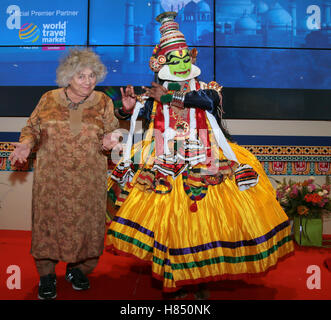 Londres, Royaume-Uni. Nov 9, 2016. Miriam Margoyles meilleur savoir comme le professeur Pomona Sprout, chef de la maison Poufsouffle et chef de la département de botanique à l'École de Sorcellerie Poudlard posant dans la scène avec l'un de Kathakali, les principales formes de danse classique indienne Crédit : Paul Quezada-Neiman/Alamy Live News Banque D'Images