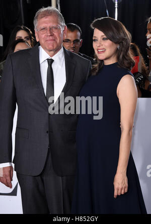 Westwood, Californie, USA. Nov 9, 2016. Robert Zemeckis et Marion Cotillard arrive pour l' événement Ventilateur Tapis Rouge LA au Village Théâtre. Credit : Lisa O'Connor/ZUMA/Alamy Fil Live News Banque D'Images