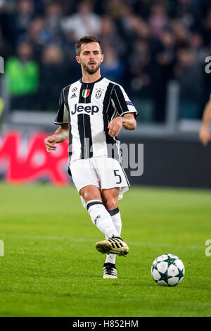 Torino, Italie. 2e Nov, 2016. Code Pjanic (Juventus) Football/Football : Ligue des Champions Groupe H match entre la Juventus FC 1-1 Olympique Lyonnais au Juventus Stadium à Turin, Italie . (Photo Maurizio Borsari/AFLO) Banque D'Images