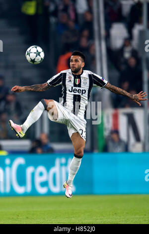 Torino, Italie. 2e Nov, 2016. Daniel Alves (Juventus) Football/Football : Ligue des Champions Groupe H match entre la Juventus FC 1-1 Olympique Lyonnais au Juventus Stadium à Turin, Italie . (Photo Maurizio Borsari/AFLO) Banque D'Images