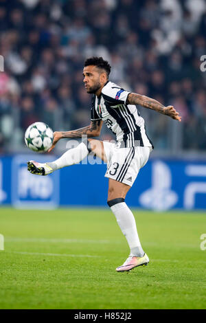 Torino, Italie. 2e Nov, 2016. Daniel Alves (Juventus) Football/Football : Ligue des Champions Groupe H match entre la Juventus FC 1-1 Olympique Lyonnais au Juventus Stadium à Turin, Italie . (Photo Maurizio Borsari/AFLO) Banque D'Images