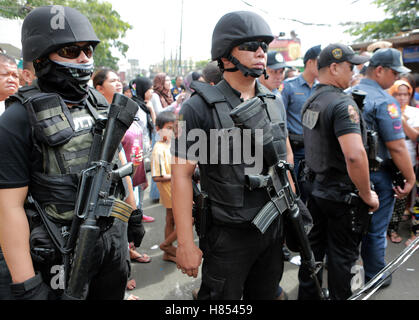 Manille, Philippines. 10 Nov, 2016. Les membres de la Police nationale des Philippines des armes spéciales et tactiques montent la garde après une opération anti-drogue dans un bidonville de Manille, Philippines, le 10 novembre 2016. © Rouelle Umali/Xinhua/Alamy Live News Banque D'Images