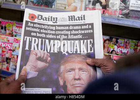 Londres, Royaume-Uni. 10 Nov, 2016. Un homme lit un exemplaire du Daily Mail. Les journaux britanniques réaction aux résultats des élections présidentielles américaines : Crédit Dinendra Haria/Alamy Live News Banque D'Images