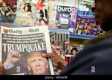 Londres, Royaume-Uni. 10 Nov, 2016. Un homme lit un exemplaire du Daily Mail. Les journaux britanniques réaction aux résultats des élections présidentielles américaines : Crédit Dinendra Haria/Alamy Live News Banque D'Images