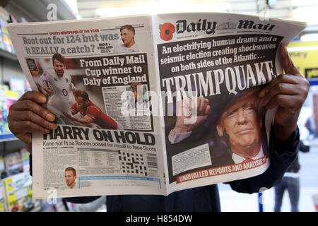 Londres, Royaume-Uni. 10 Nov, 2016. Un homme lit un exemplaire du Daily Mail. Les journaux britanniques réaction aux résultats des élections présidentielles américaines : Crédit Dinendra Haria/Alamy Live News Banque D'Images