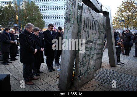 Magdeburg, Allemagne. 09Th Nov, 2016. Les politiciens et les représentants de l'communnity peut être vu lors d'un événement commémoratif à la synagogue monument aux victimes du pogrom de nuit 1938 à Magdeburg, Allemagne, 09 novembre 2016. Au cours de la nuit du 09-10 novembre 1938, les synagogues ont été incendiées à travers l'Allemagne. Les citoyens juifs ont été maltraités par les Nazis et leurs boutiques et des appartements ont été démolis. Photo : Ronny Hartmann/PDA/dpa/Alamy Live News Banque D'Images