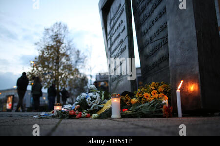 Magdeburg, Allemagne. 09Th Nov, 2016. Bougies et couronnes vu lors d'un événement commémoratif à la synagogue monument aux victimes du pogrom de nuit 1938 à Magdeburg, Allemagne, 09 novembre 2016. Au cours de la nuit du 09-10 novembre 1938, les synagogues ont été incendiées à travers l'Allemagne. Les citoyens juifs ont été maltraités par les Nazis et leurs boutiques et des appartements ont été démolis. Photo : Ronny Hartmann/PDA/dpa/Alamy Live News Banque D'Images