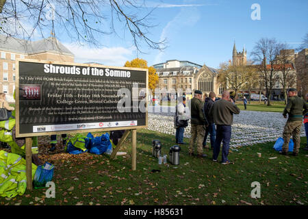 Bristol, Royaume-Uni. 10 novembre, 2016. Linceul de la Somme est installé sur College Green Bristol. Monsieur entendu s'est efforcé de montrer l'ampleur de la perte de vie de cette bataille. Il y a 19 240 modèles ; elles sont toutes individuelles et ont été cousus en un carénage en calicot artiste Somerset Rob entendu. Chaque figurine représente un soldat nommé par la Commonwealth War Graves Commission. Crédit : Mr Standfast/Alamy Live News Banque D'Images