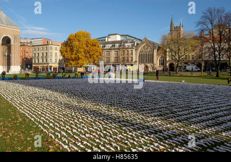 Bristol, Royaume-Uni. 10 novembre, 2016. Linceul de la Somme est installé sur College Green Bristol. Monsieur entendu s'est efforcé de montrer l'ampleur de la perte de vie de cette bataille. Il y a 19 240 modèles ; elles sont toutes individuelles et ont été cousus en un carénage en calicot artiste Somerset Rob entendu. Chaque figurine représente un soldat nommé par la Commonwealth War Graves Commission. Crédit : Mr Standfast/Alamy Live News Banque D'Images