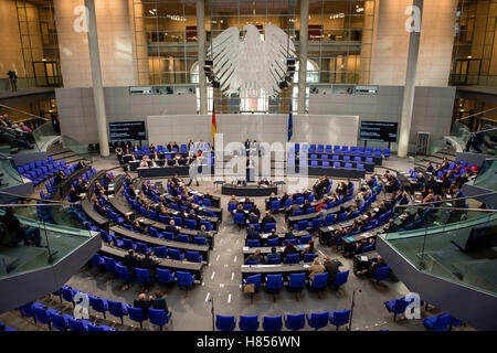 Berlin, Allemagne. 10 Nov, 2016. Une vue de la Plenarsaal du Reichstag lors de la 199e séance du Bundestag à Berlin, Allemagne, 10 novembre 2016. HOTO : GREGOR FISCHER/DPA/Alamy Live News Banque D'Images