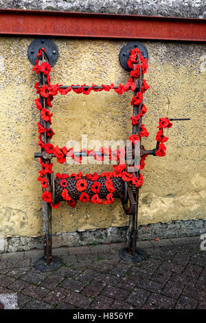 Chinn's Court, Place du marché, WARMINSTER, Wiltshire, Royaume-Uni. 7Th Nov 2016. Tricoté main coquelicots dans la ville de marché de Warminster, Wiltshire, pour commémorer les soldats tombés et du Commonwealth Britannique Crédit : Andrew Harker/Alamy Live News Banque D'Images