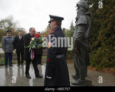 Prague, République tchèque. 10 Nov, 2016. Le président slovaque Andrej Kiska jette des fleurs au statue du général Milan Rastislav Stefanik à Prague, République tchèque, le 10 novembre 2016. Credit : Katerina Sulova/CTK Photo/Alamy Live News Banque D'Images