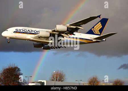 Londres, Royaume-Uni. 10 novembre, 2016. Singapore Airlines Airbus A380 L'atterrissage au cours d'une douche à effet pluie à l'aéroport de Heathrow. Credit : Uwe Deffner/Alamy Live News Banque D'Images