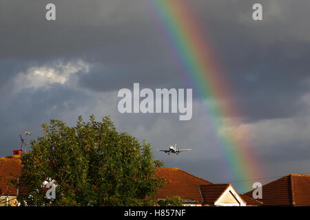 Londres, Royaume-Uni. 10 novembre, 2016. Les avions atterrir au cours d'une douche à effet pluie à l'aéroport de Heathrow. Credit : Uwe Deffner/Alamy Live News Banque D'Images