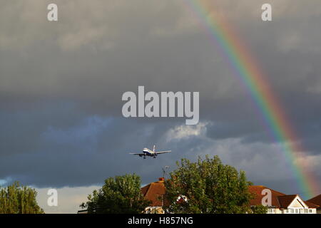 Londres, Royaume-Uni. 10 novembre, 2016. Les avions atterrir au cours d'une douche à effet pluie à l'aéroport de Heathrow. Credit : Uwe Deffner/Alamy Live News Banque D'Images