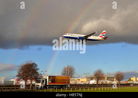 Londres, Royaume-Uni. 10 novembre, 2016. Les avions atterrir au cours d'une douche à effet pluie à l'aéroport de Heathrow. Credit : Uwe Deffner/Alamy Live News Banque D'Images