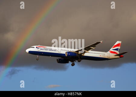 Londres, Royaume-Uni. 10 novembre, 2016. Les avions atterrir au cours d'une douche à effet pluie à l'aéroport de Heathrow. Credit : Uwe Deffner/Alamy Live News Banque D'Images