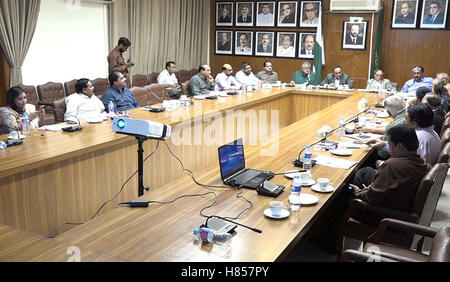 Le Pakistan. 10 novembre, 2016. Leader de l'opposition de l'Assemblée du Sindh Khawaja Jitsehar répondre au président de la réunion des membres de l'opposition ont eu lieu à l'Assemblée du Sindh au Pakistan le jeudi, 10 novembre, 2016. Credit : Asianet-Pakistan/Alamy Live News Banque D'Images