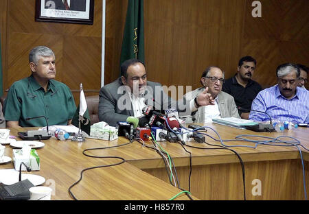 Le Pakistan. 10 novembre, 2016. Leader de l'opposition de l'Assemblée du Sindh Khawaja Jitsehar répondre au président de la réunion des membres de l'opposition ont eu lieu à l'Assemblée du Sindh au Pakistan le jeudi, 10 novembre, 2016. Credit : Asianet-Pakistan/Alamy Live News Banque D'Images