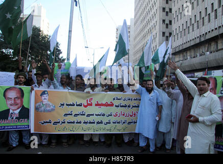 Le Pakistan. 10 novembre, 2016. Les militants du Tehreek-e-Jawanan-e-Pakistan organisent manifestation de protestation contre le président Peoples Party (PPP), à l'extérieur de Karachi Press Club le Jeudi, 10 novembre, 2016. Credit : Asianet-Pakistan/Alamy Live News Banque D'Images